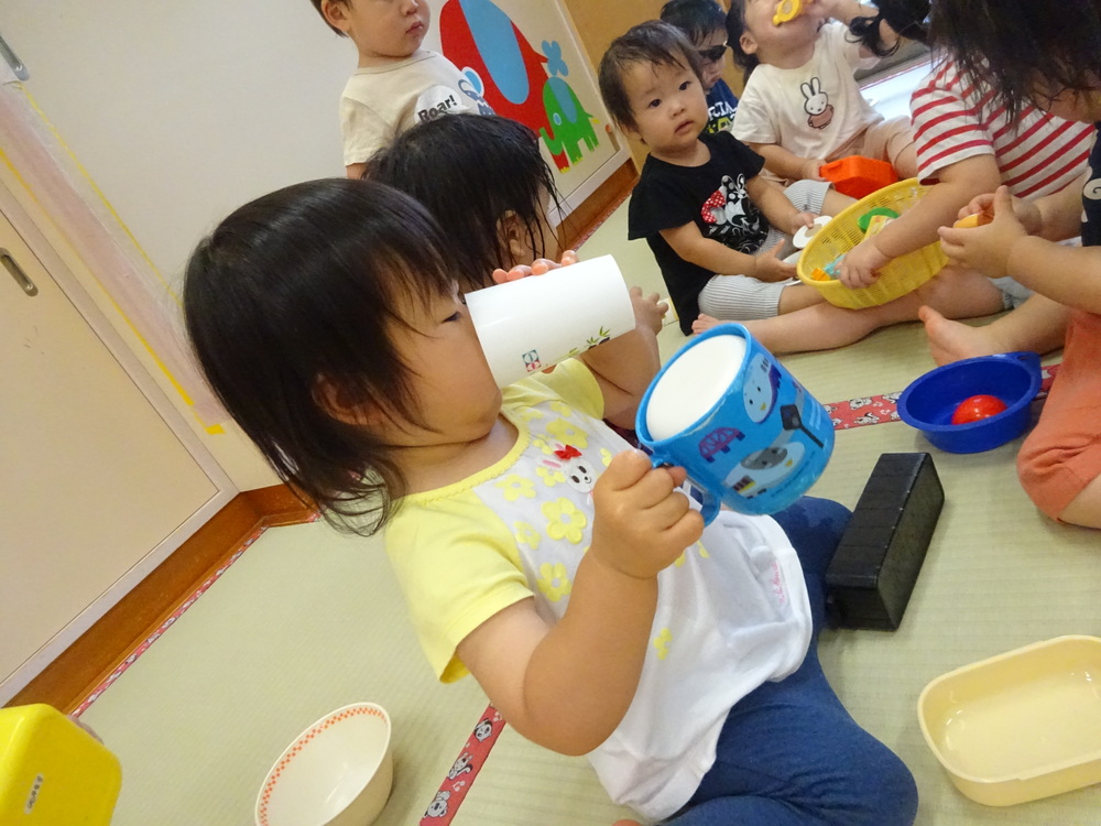 ままごとをする子ども２