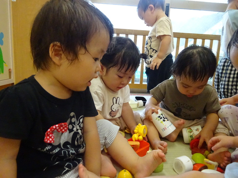 ままごとをする子ども３