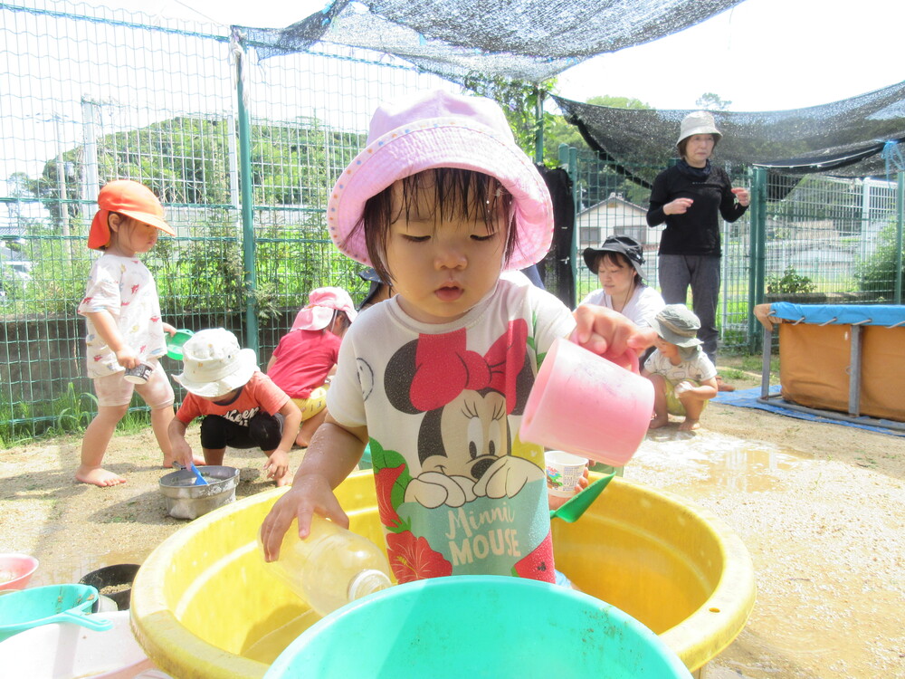 泥んこ遊びの様子