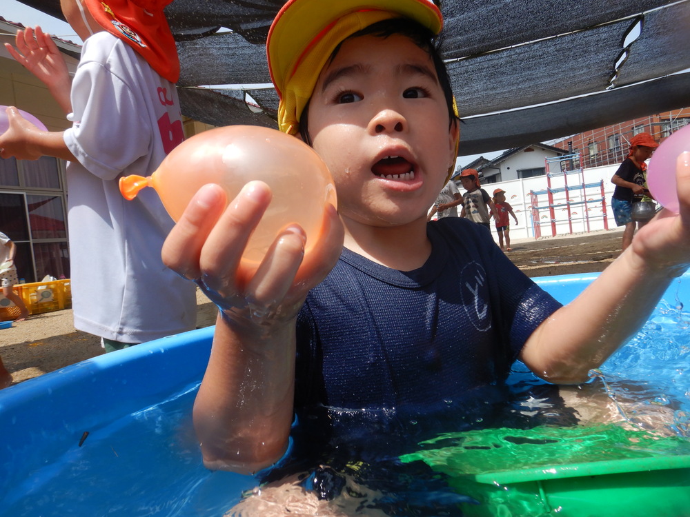 水風船を見せる様子