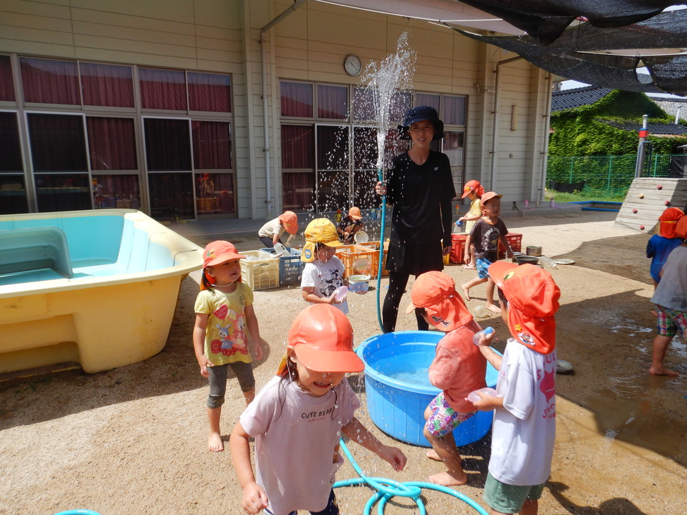 水風船で遊ぶ様子