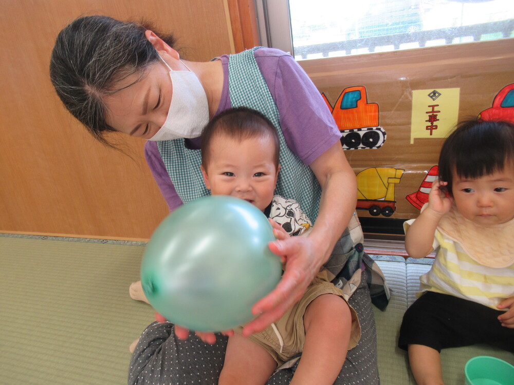 風船で遊ぶ子ども