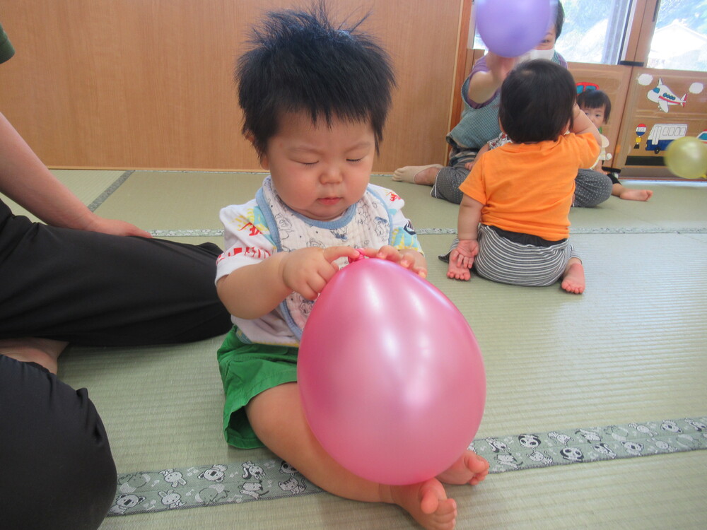 結び目が気になる子ども