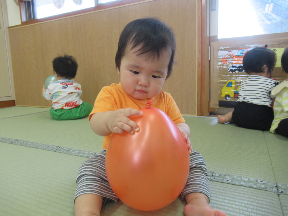 結び目が気になる子ども