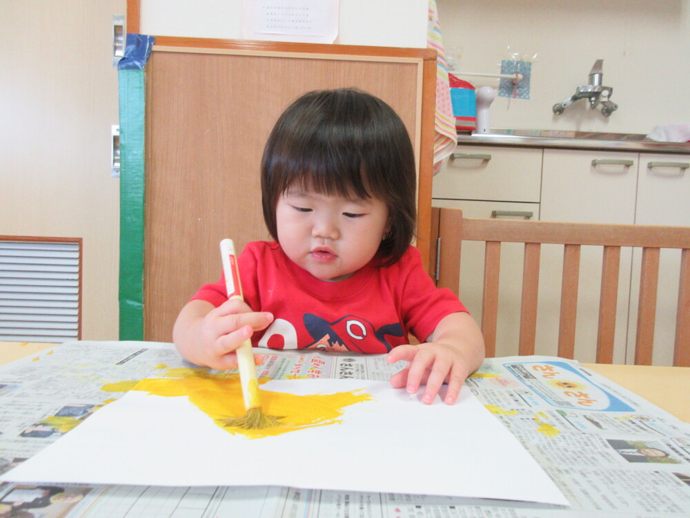 絵の具を使った製作の様子