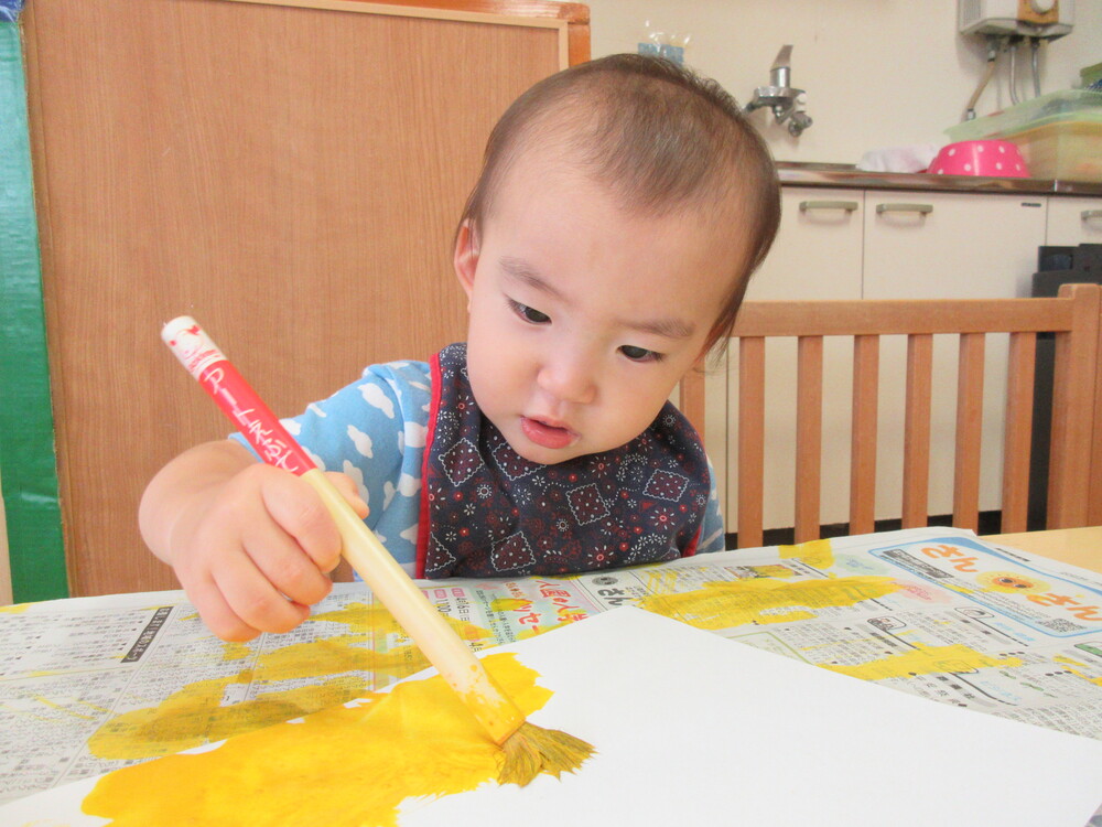 絵の具を使った製作の様子
