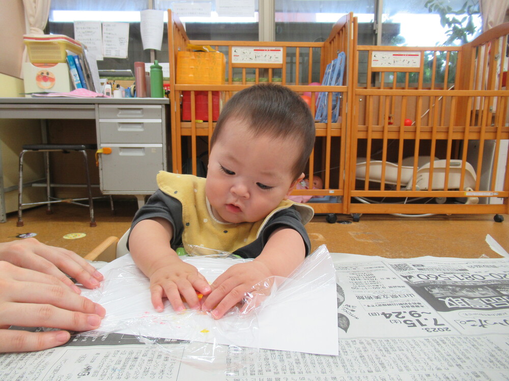 男の子が絵の具を触っている