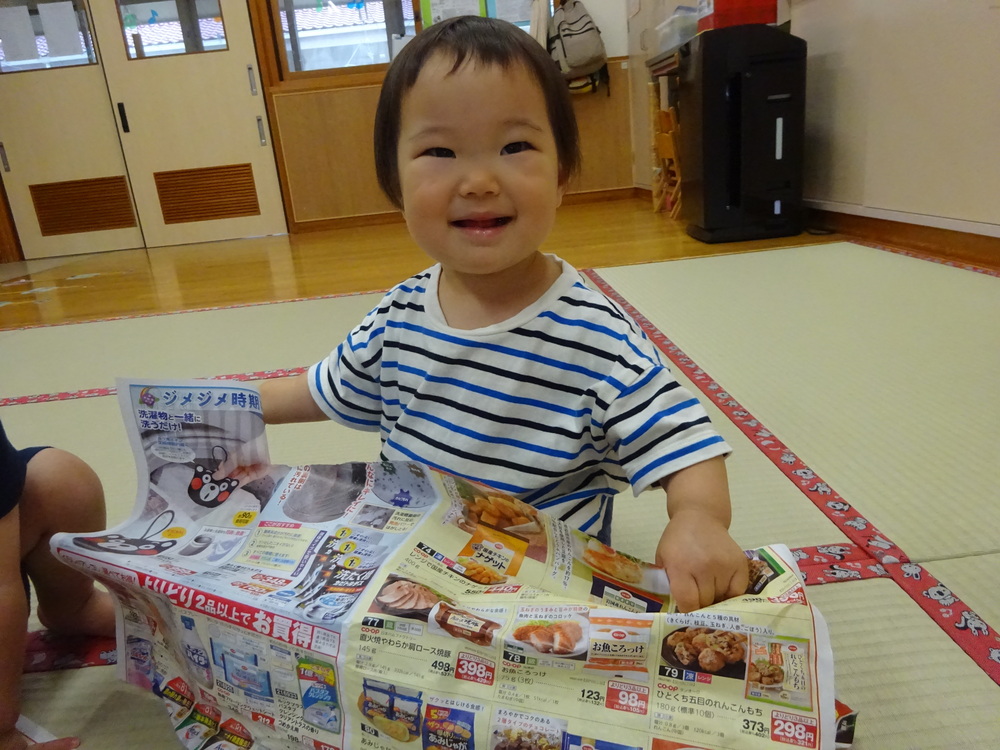 広告紙遊びをしている子ども (2)