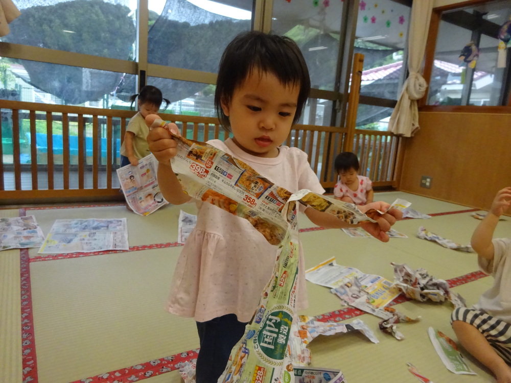 広告紙遊びをしている子ども (3)