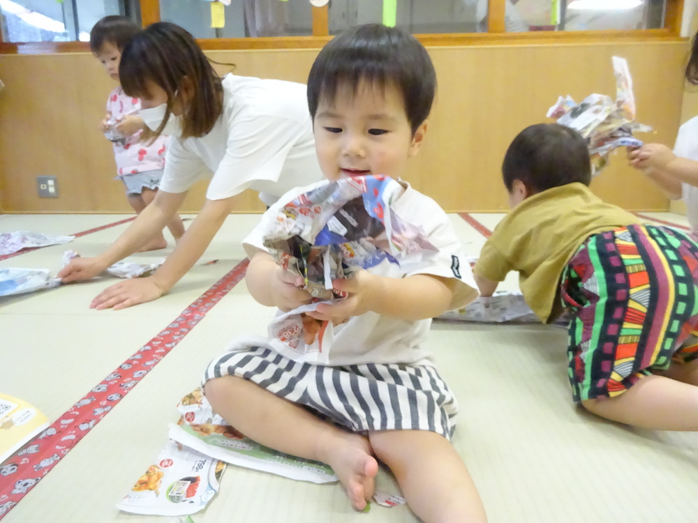 広告紙遊びをしている子ども (4)