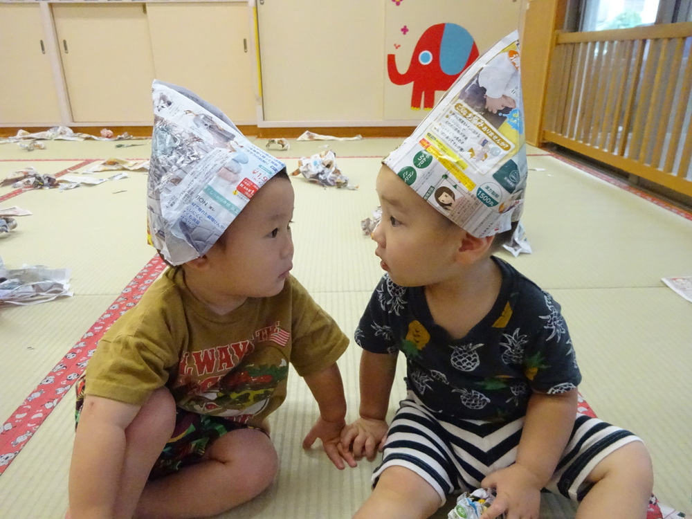 広告紙遊びをしている子ども (5)