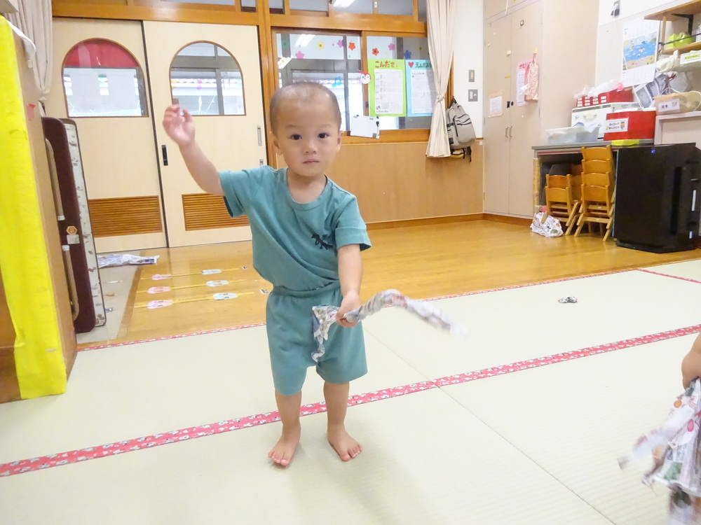 広告紙遊びをしている子ども (6)