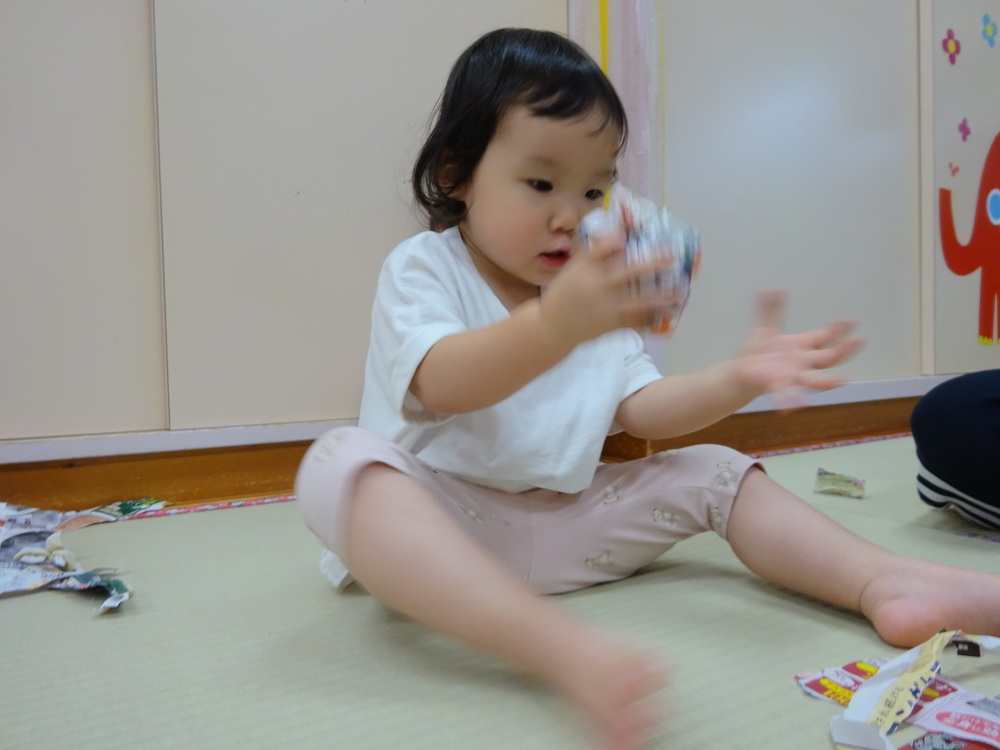 広告紙遊びをしている子ども (7)