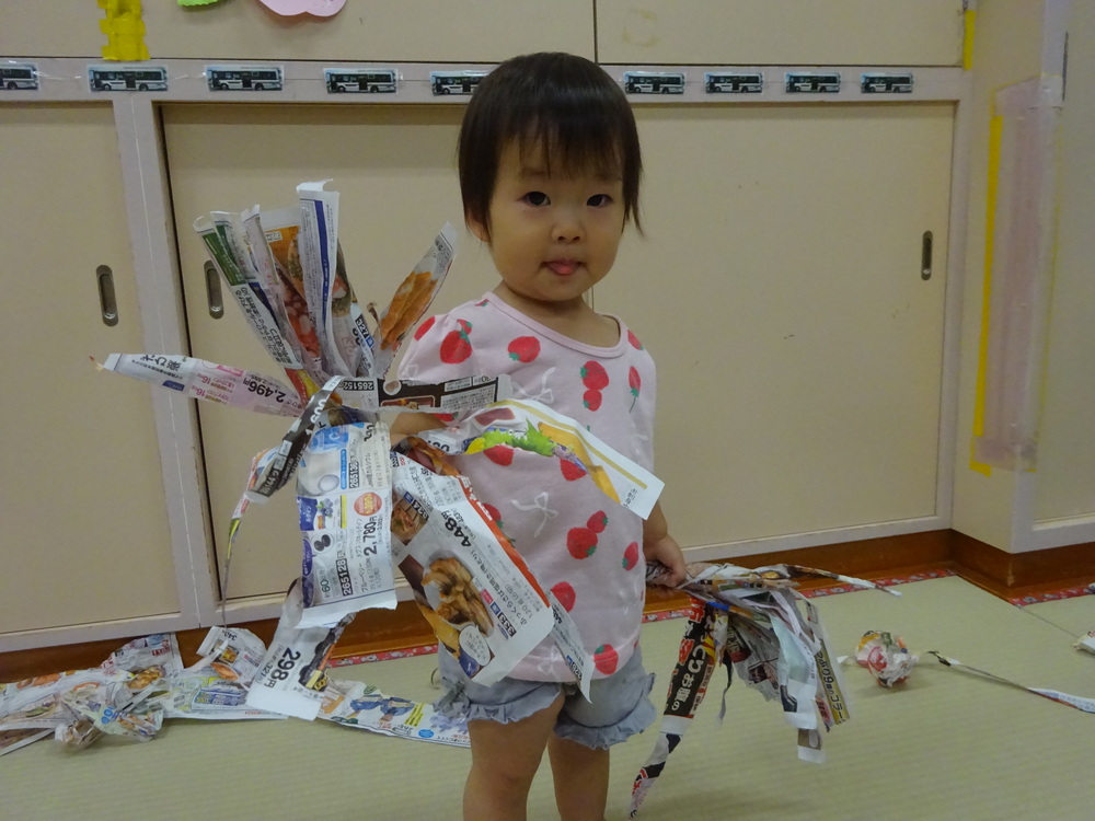 広告紙遊びをしている子ども (8)