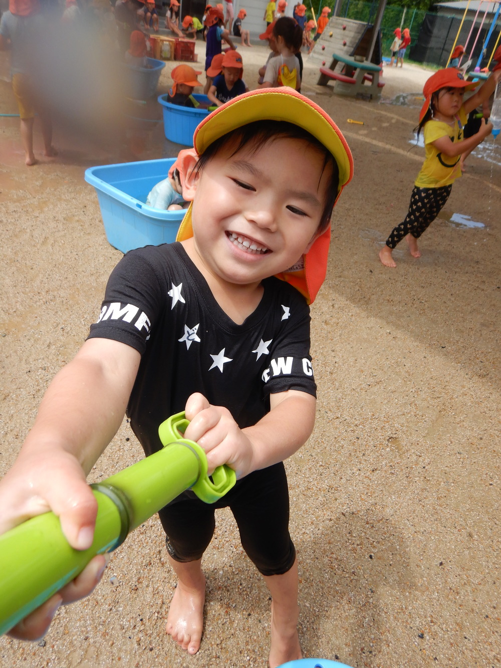 水遊びを楽しむ子ども