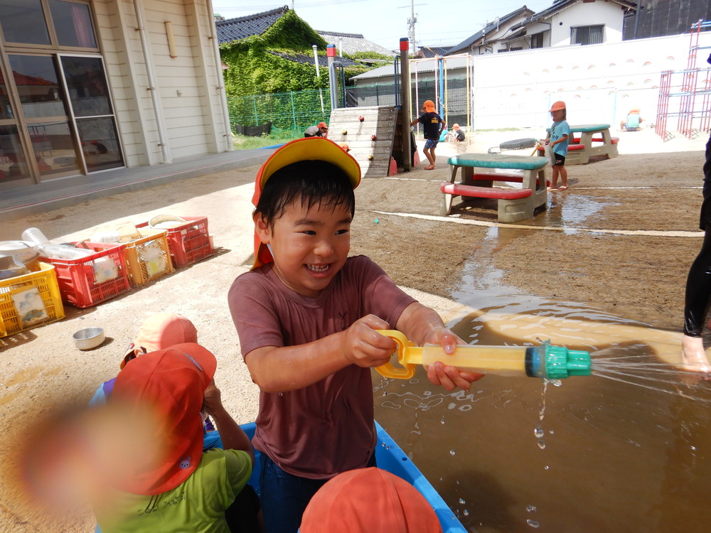 水遊びを楽しむ子ども
