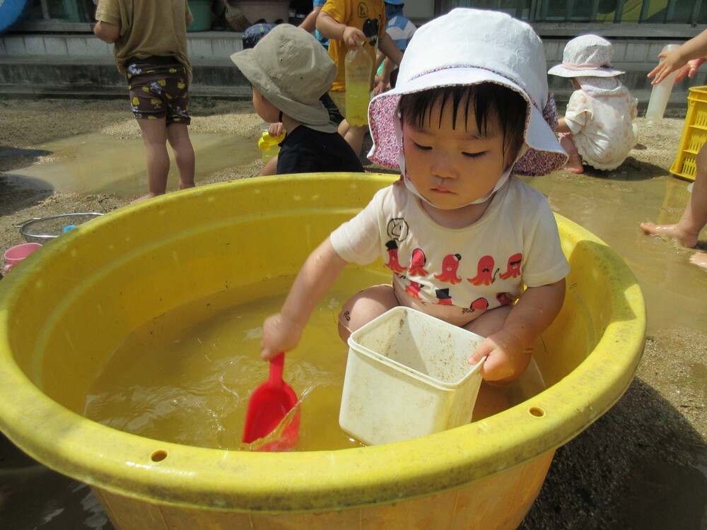 泥んこ遊びをしている (1)