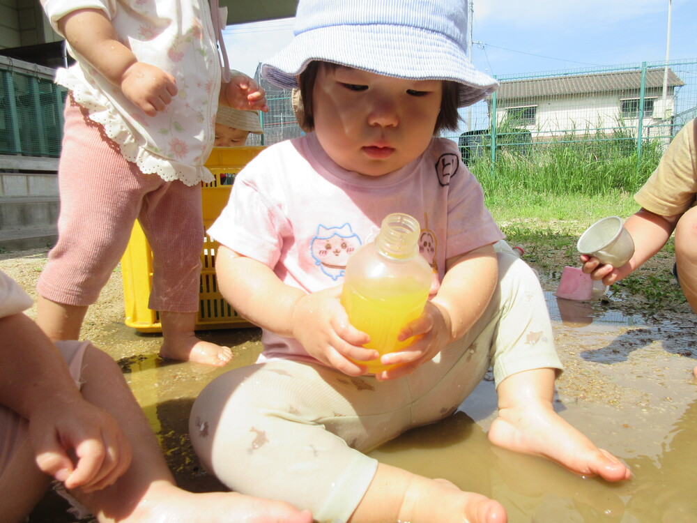 泥んこ遊びをしている (3)