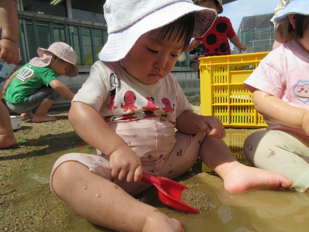 泥んこ遊びをしている (4)