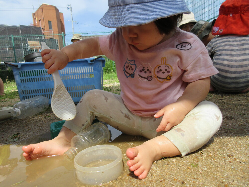 泥んこ遊びをしている (5)