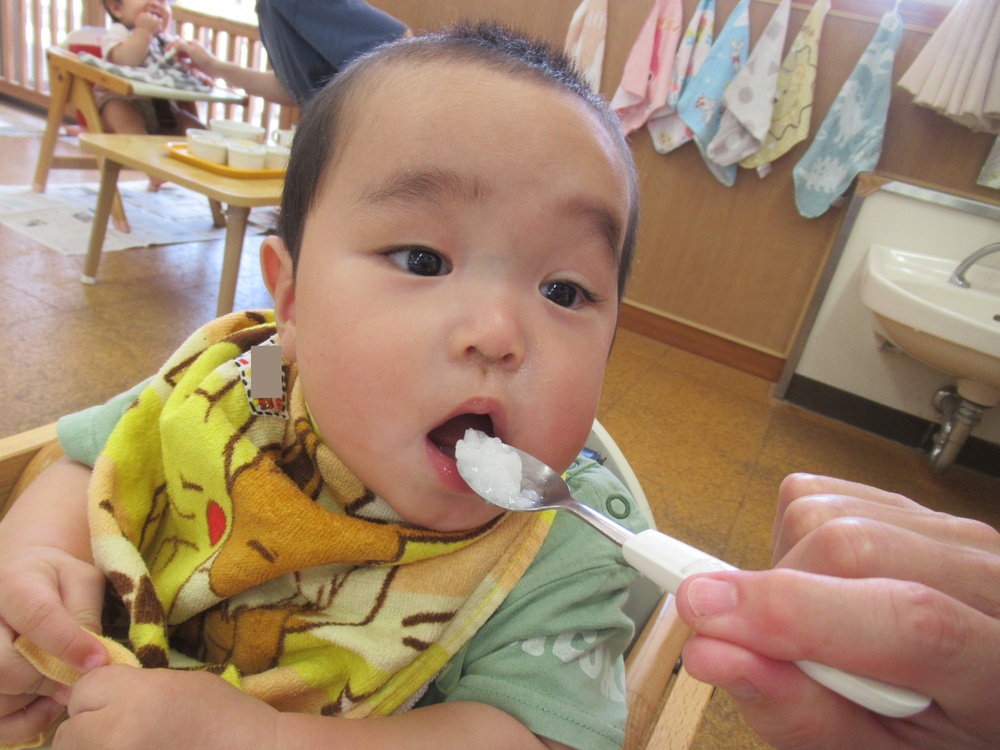 給食を食べる子ども