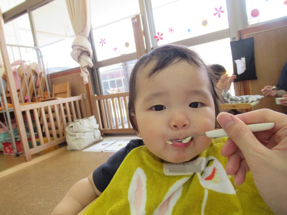 給食を食べる子ども２