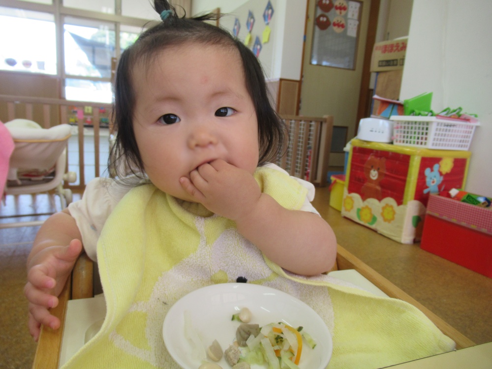 手づかみ食べをする子ども