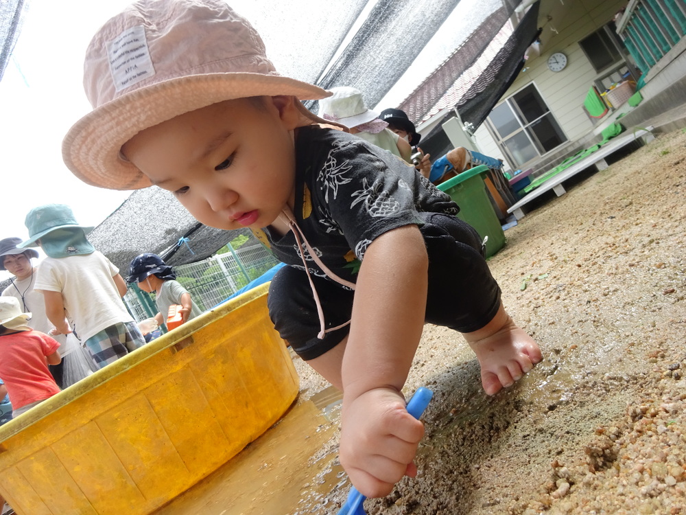 泥んこ遊びをする子ども (1)