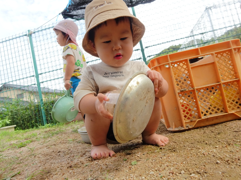 泥んこ遊びをする子ども (2)