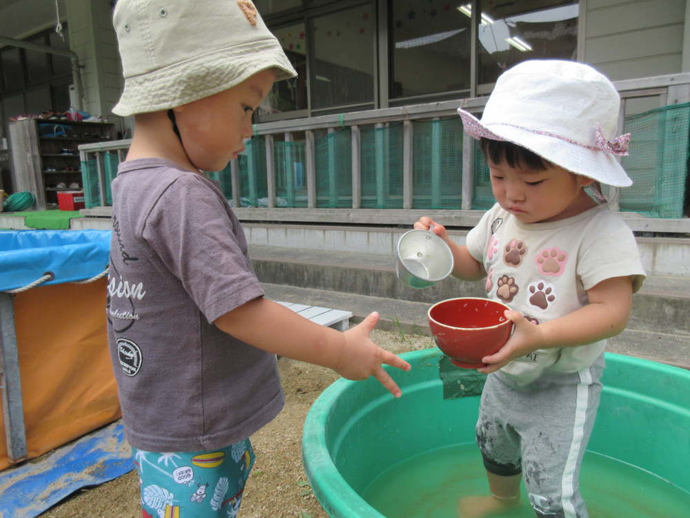 泥んこ遊びの様子