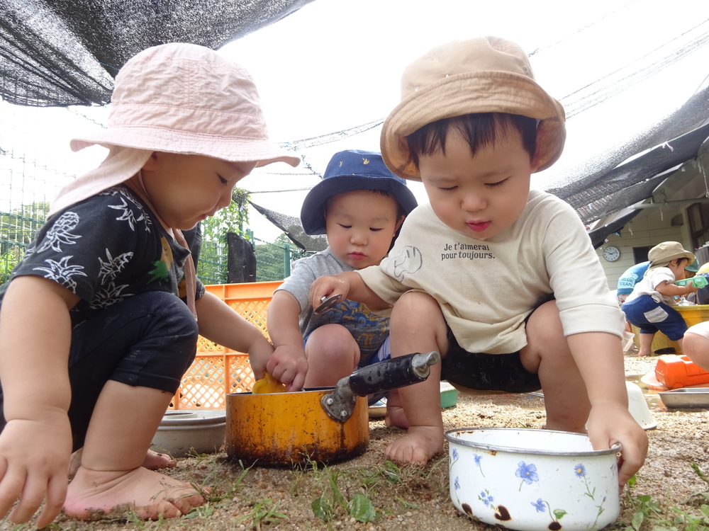 泥んこ遊びをする子ども (4)