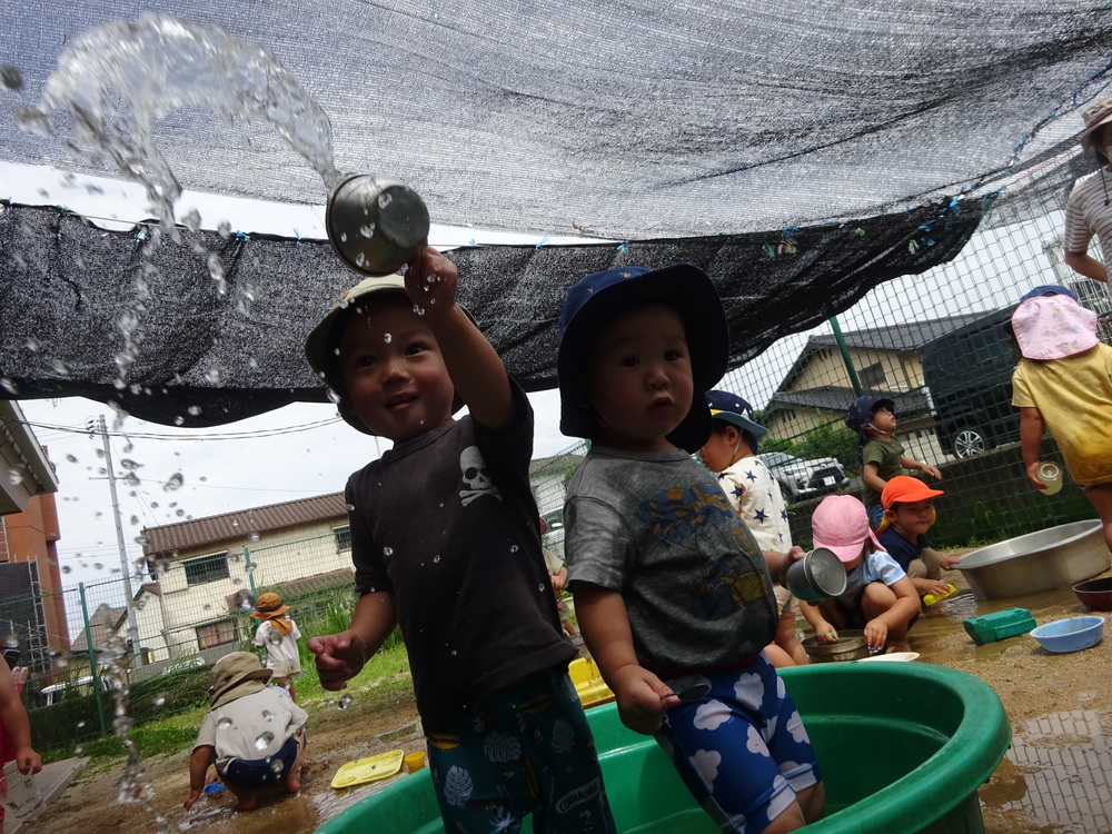 泥んこ遊びをする子ども (5)