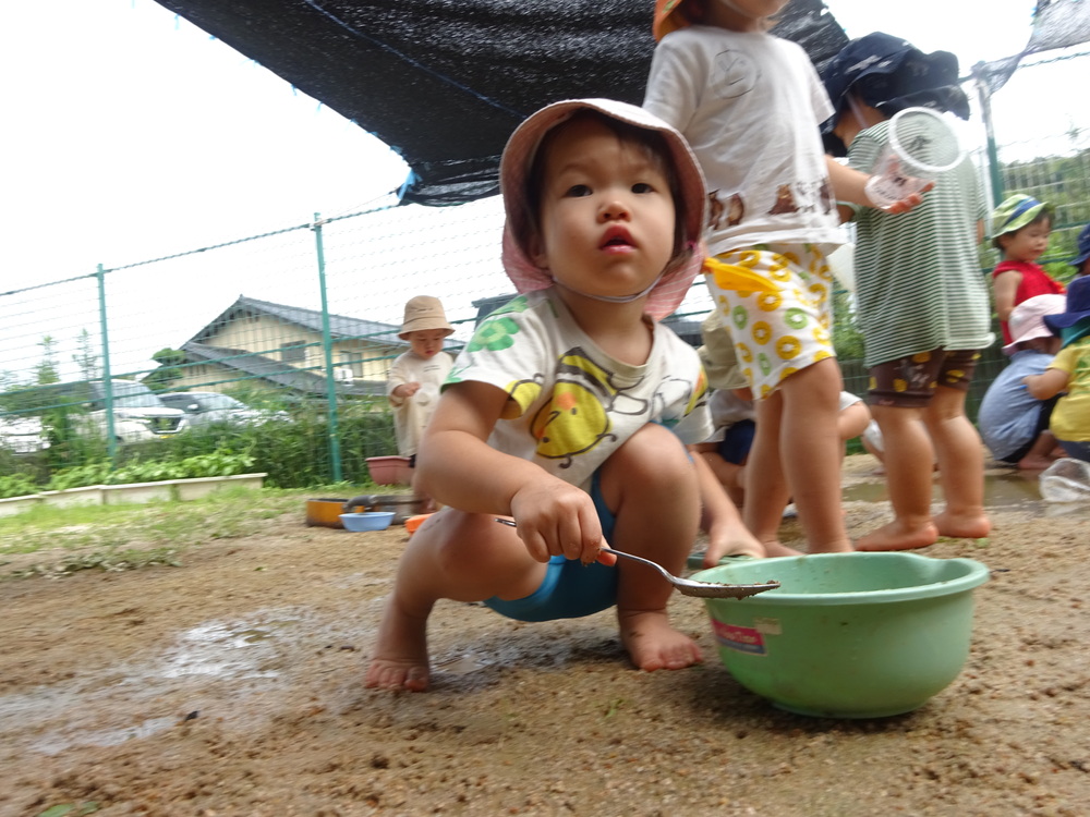 泥んこ遊びをする子ども (6)