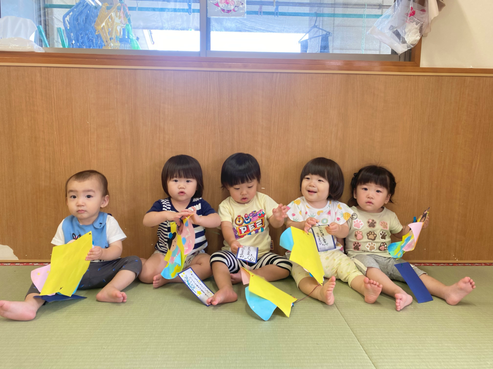 七夕製作を持って座る様子