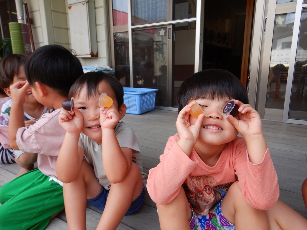 ゼリーを拾って喜ぶ子どもたち