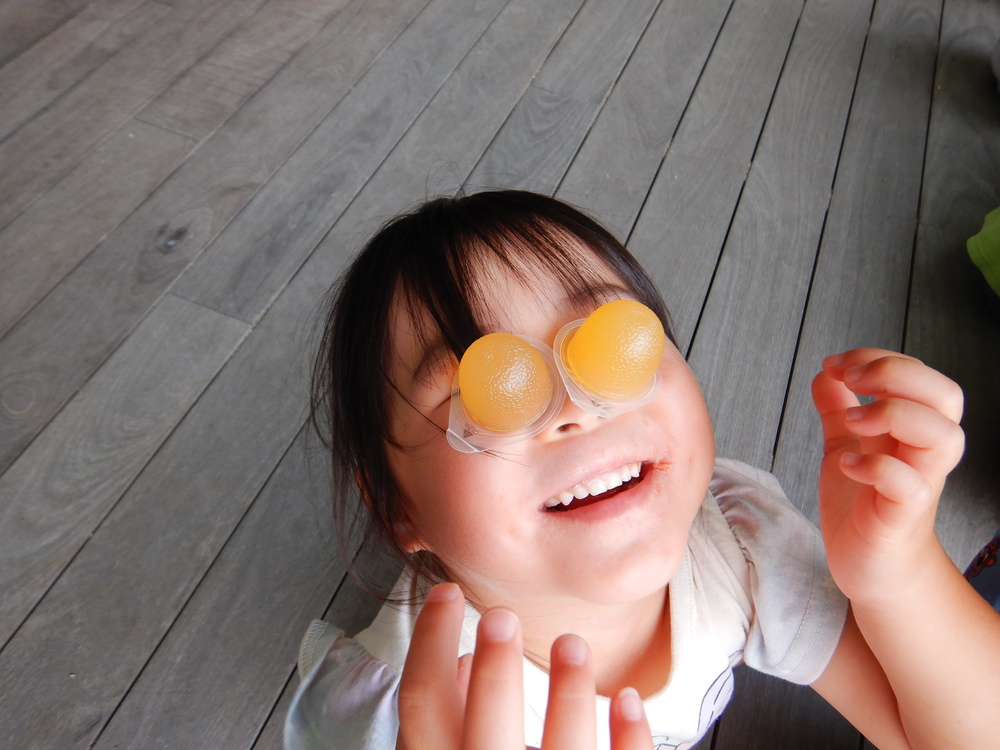 ゼリーを拾って喜ぶ子どもたち