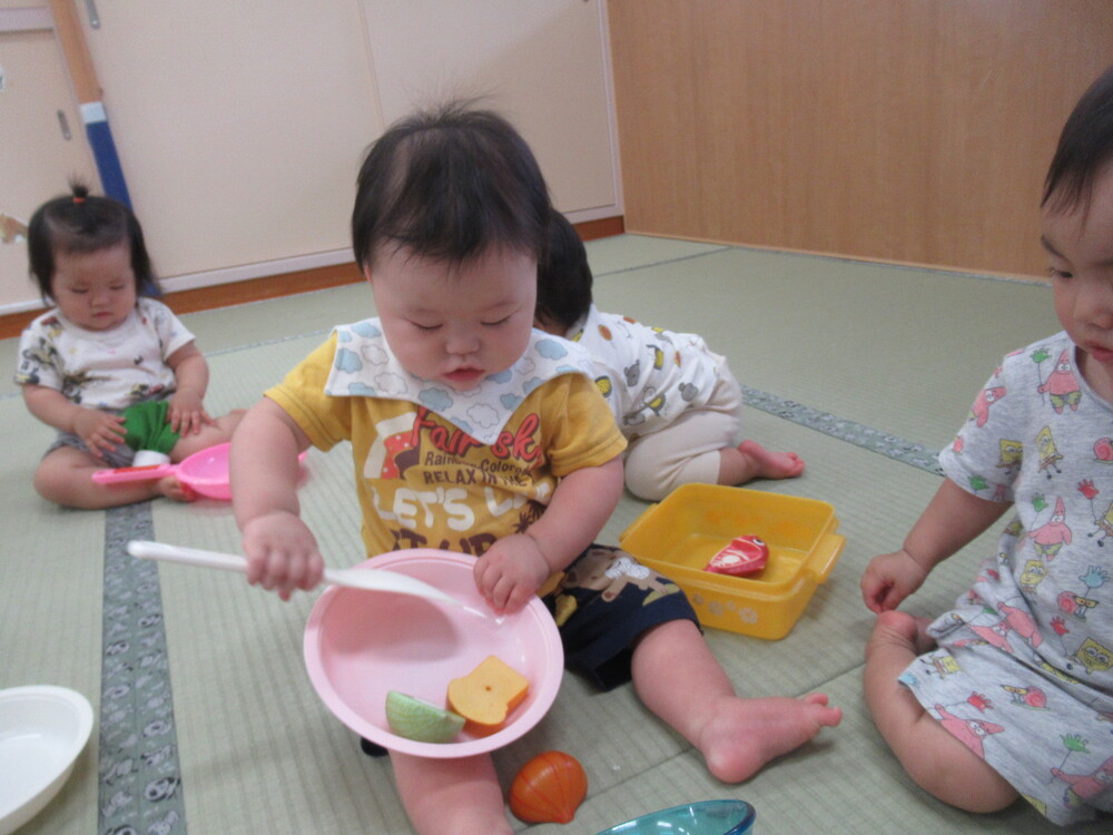 男の子が食材を混ぜて遊んでいる