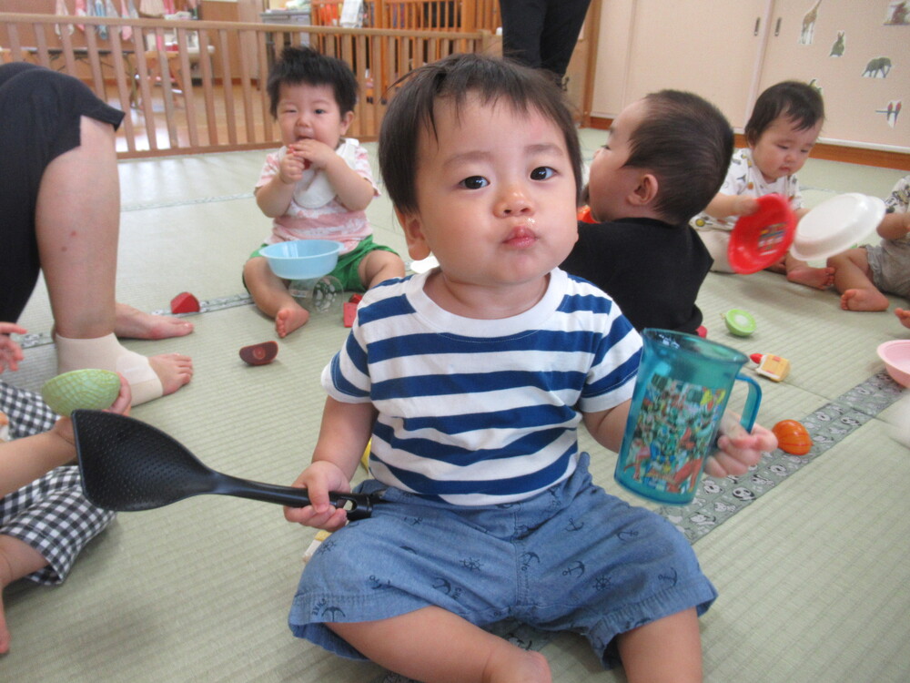 男の子がコップで飲むふりをしている
