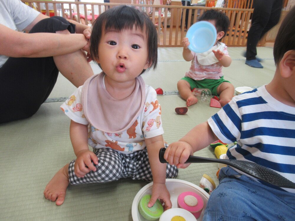 女の子が食材を皿に集めている