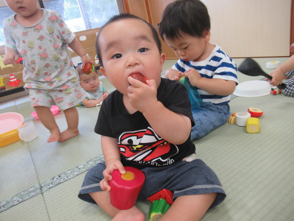 男の子がハンバーグを味見している