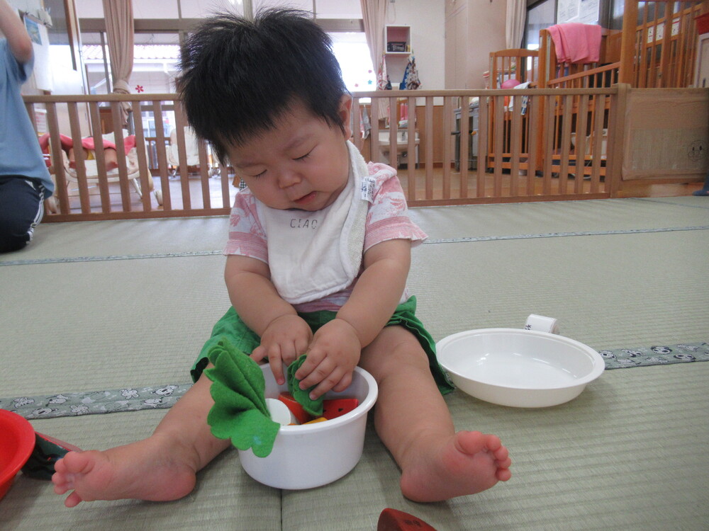 男の子が皿にたくさん食材を入れている