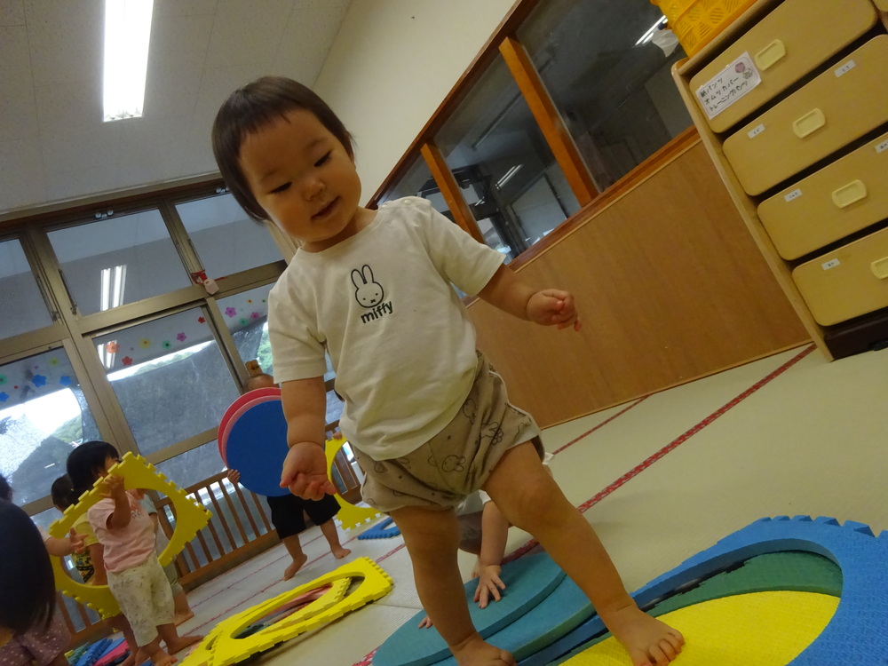 プラポイントで遊ぶ子ども