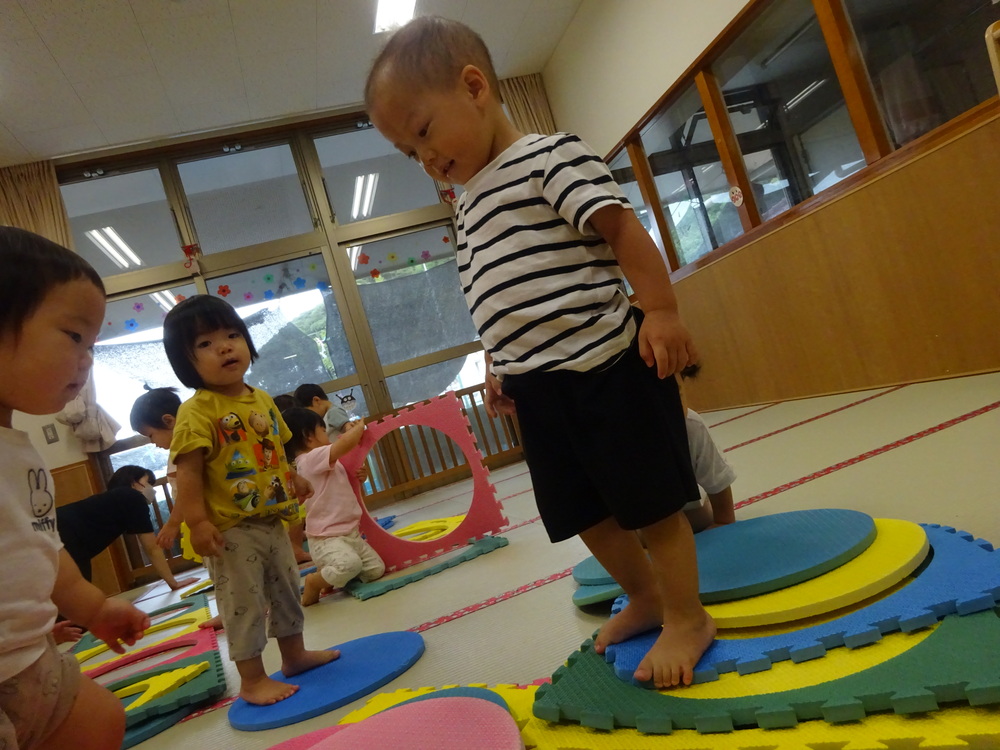 プラポイントで遊ぶ子ども