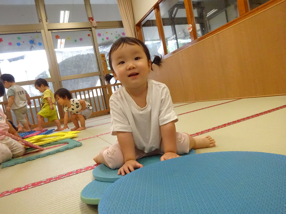 プラポイントで遊ぶ子ども
