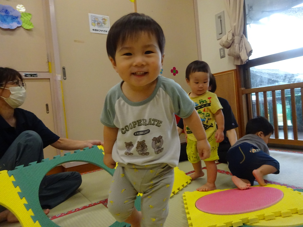 プラポイントで遊ぶ子ども