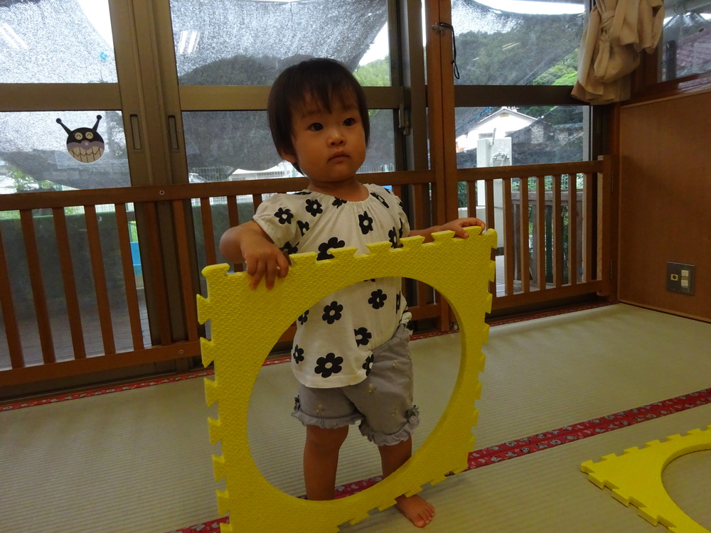プラポイントで遊ぶ子ども