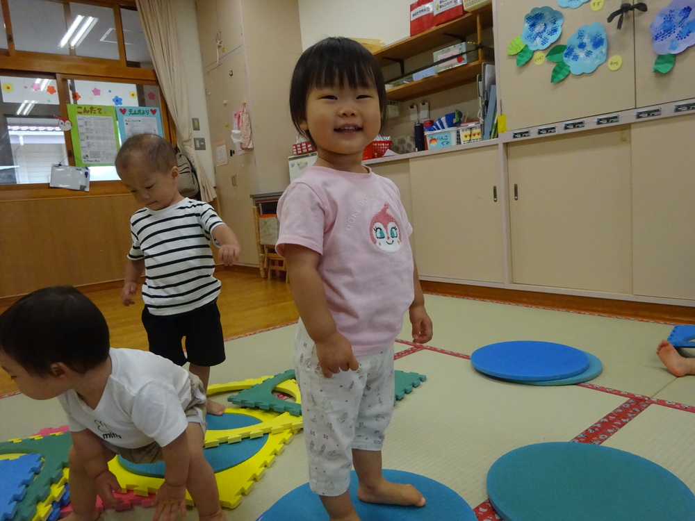 プラポイントで遊ぶ子ども