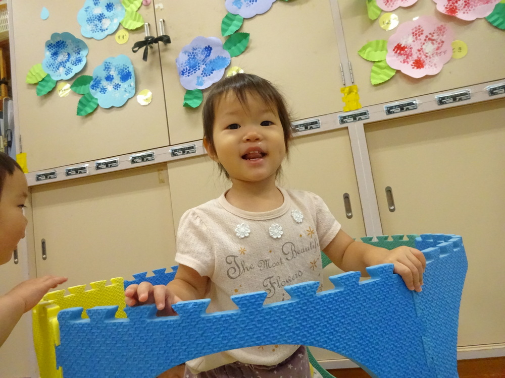 プラポイントで遊ぶ子ども