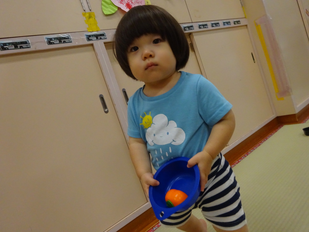 ままごと遊びをする子ども