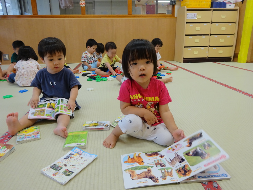 図鑑を見ている子どもたち